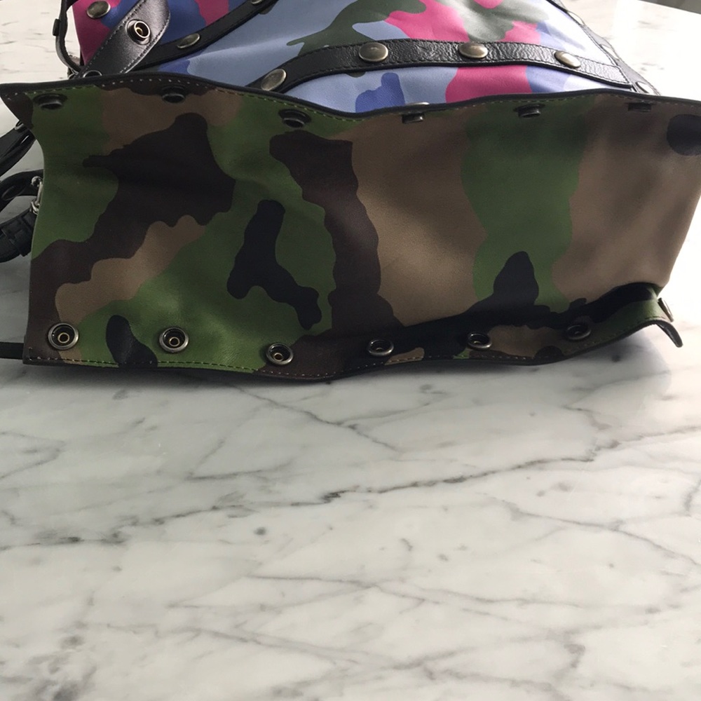 🎉SOLD ON EBAY🎉 - Moschino Camo Print Tote (NEW) - Picture 9 of 16